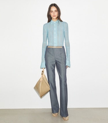 Tory Burch designer tops Camicia in lana in Frozen Blue parte anteriore su modella