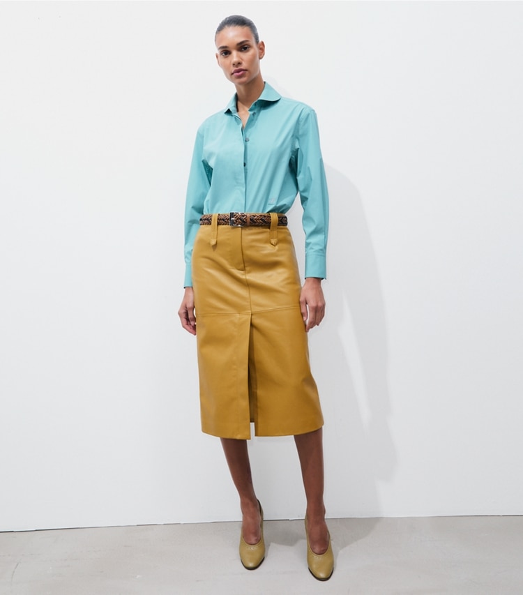 Tory Burch designer tops Camicia in popeline in Clouded Blue parte anteriore su modella