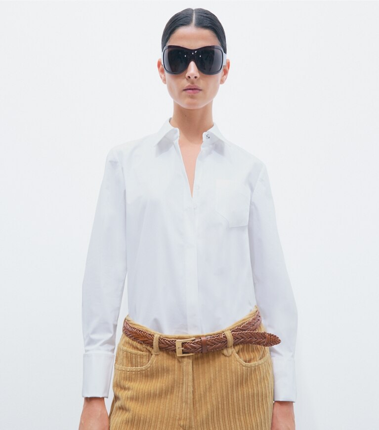 Tory Burch diseñador tops Camisa de popelina Bunny Knot en White detalle en modelo