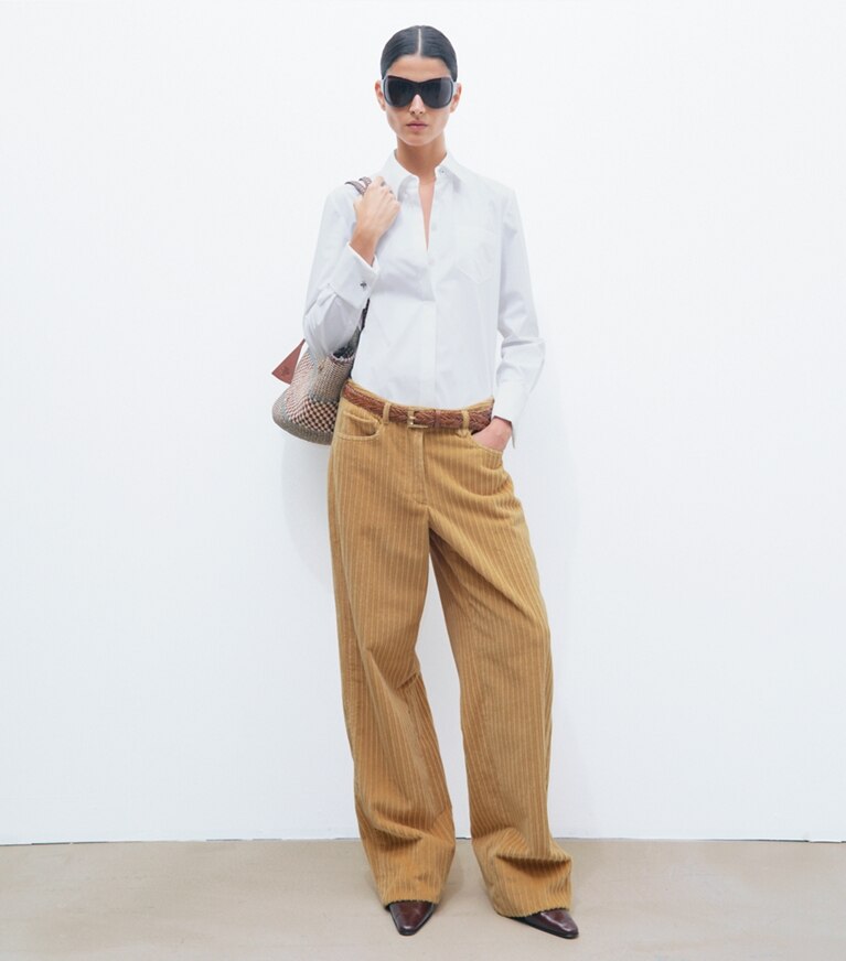 Tory Burch diseñador tops Camisa de popelina Bunny Knot en White frente en modelo