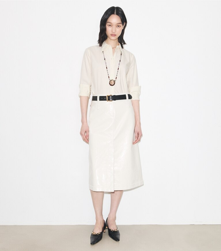 Tory Burch diseñador tops Camisa de poplín de algodón en Ivory / Ivory frente en modelo