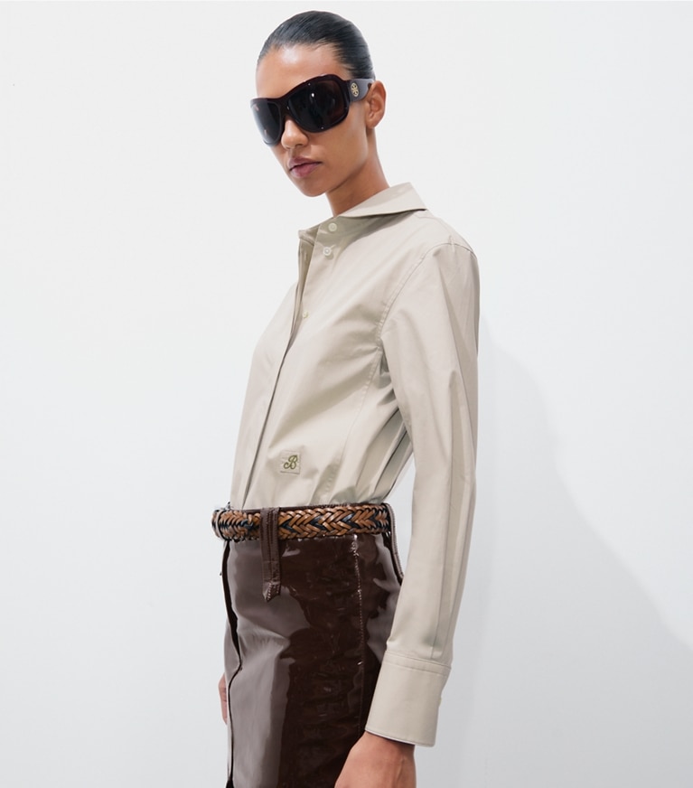Tory Burch diseñador partes de arriba Camisa de poplín en Washed Taupe detalle en modelo