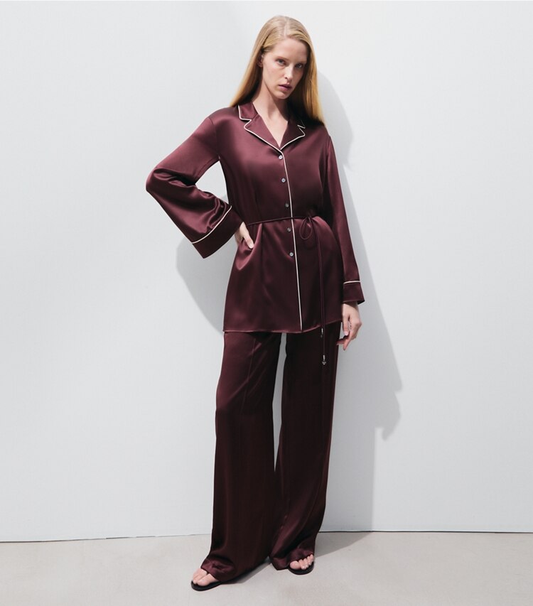 Tory Burch diseñador partes de arriba Camisa de satén de seda en Mahogany frente en modelo