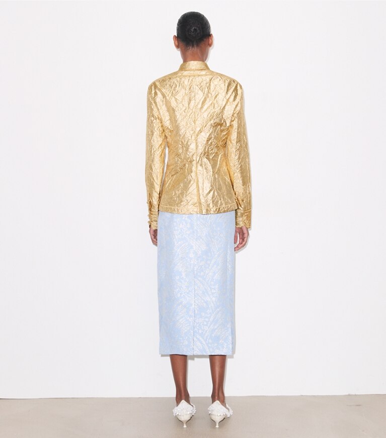 Tory Burch diseñador tops Camisa de seda arrugada en White / Gold parte posterior en modelo