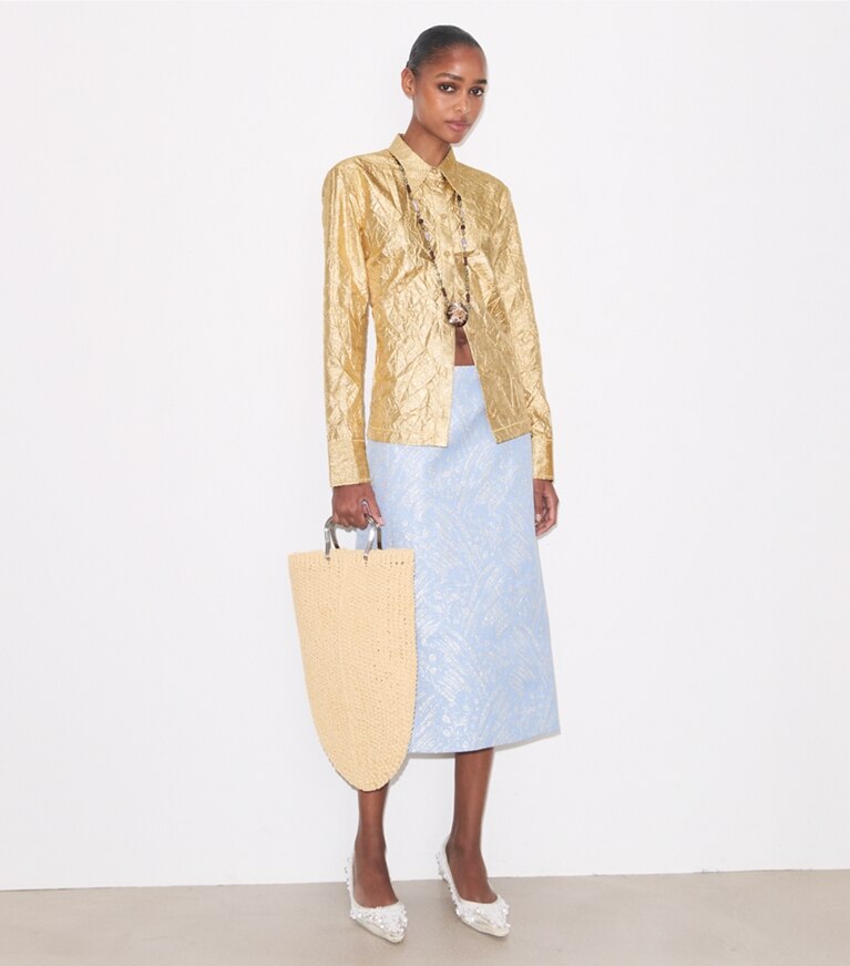 Tory Burch diseñador tops Camisa de seda arrugada en White / Gold frente en modelo