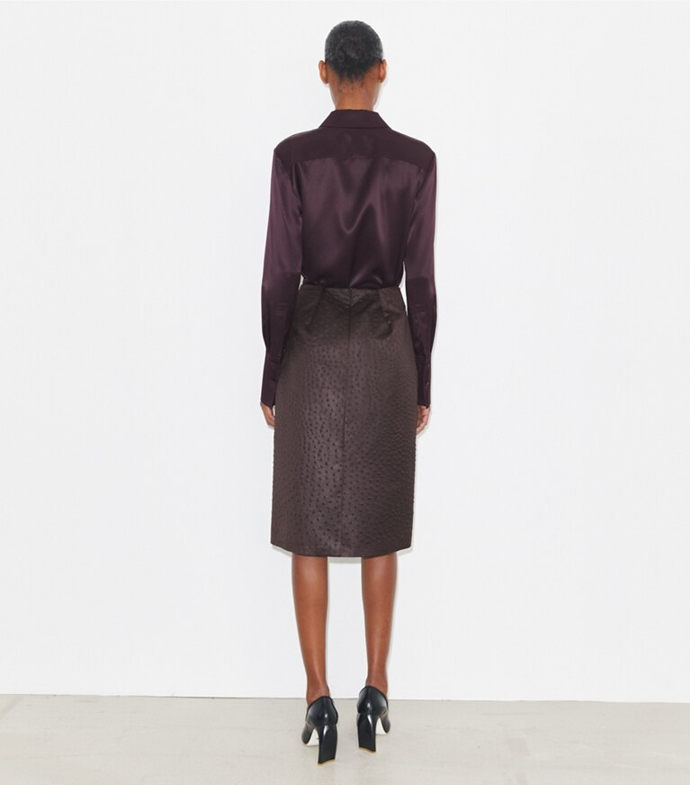 Tory Burch diseñador tops Camisa de seda con puños en Dark Garnet parte posterior en modelo