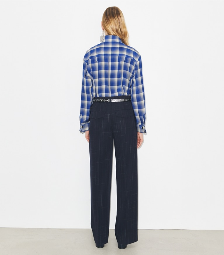 Tory Burch diseñador partes de arriba Camisa de viscosa a cuadros en Blue / Ivory parte posterior en modelo