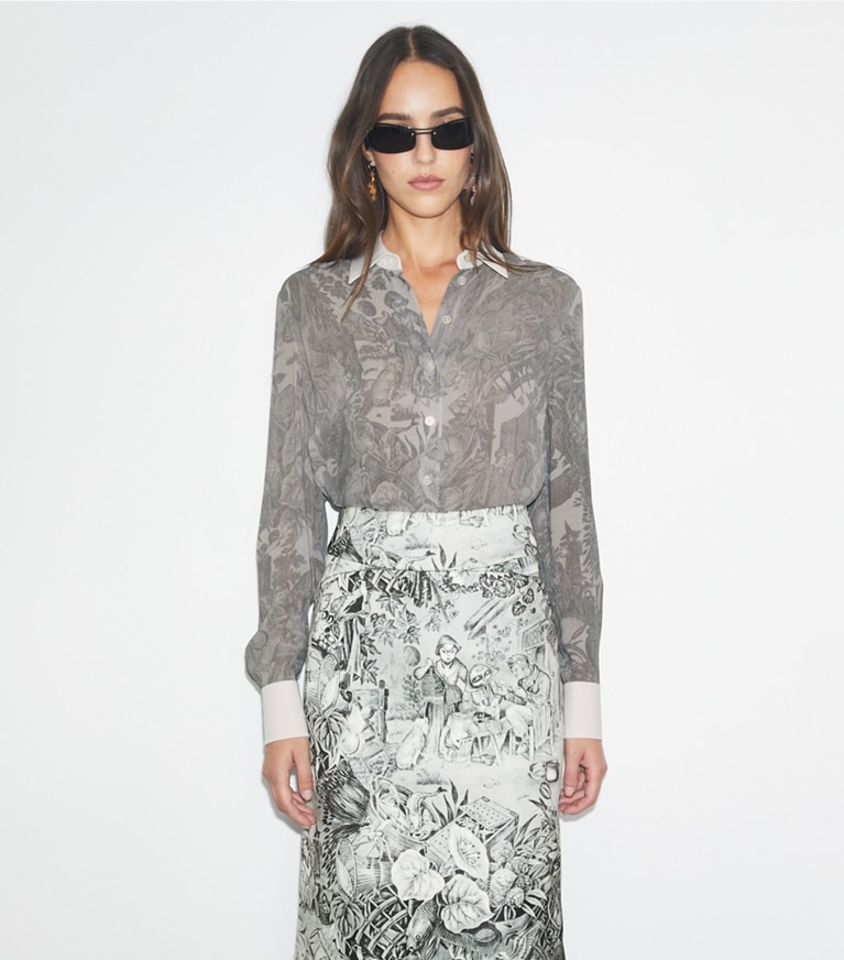 Tory Burch diseñador tops Camisa de viscosa estampada en Light Gray Alien Toile detalle en modelo