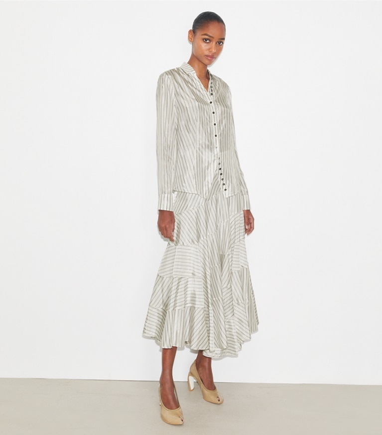 Tory Burch diseñador tops Camisa fruncida en White/Gray/Black Helios Striped Lining frente en modelo