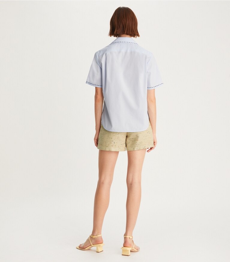 Tory Burch diseñador tops Camisa tipo camp bordada en Crisp Blue parte posterior en modelo