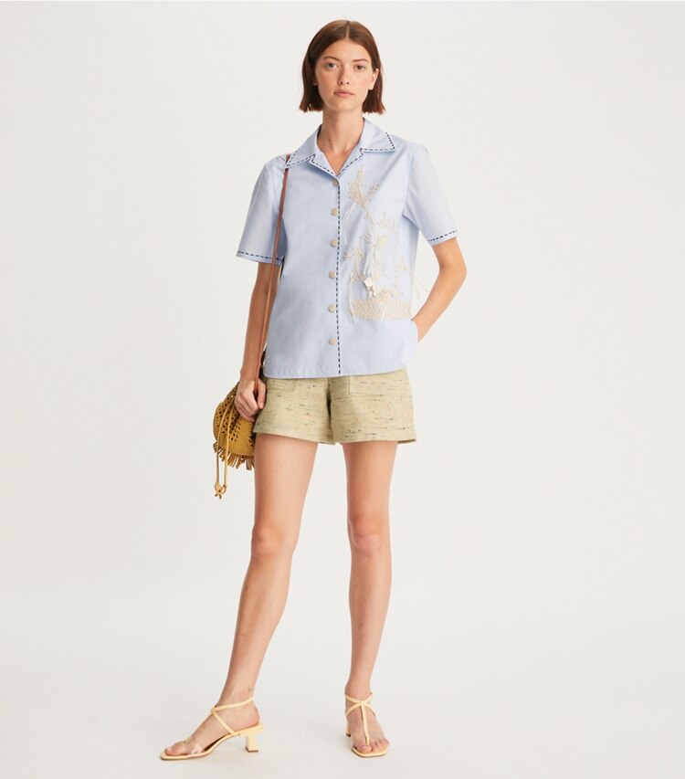 Tory Burch diseñador tops Camisa tipo camp bordada en Crisp Blue frente en modelo