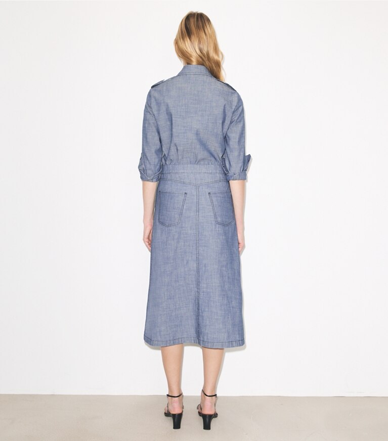 Tory Burch diseñador tops Camisa tipo camp de algodón en Blue Wash parte posterior en modelo