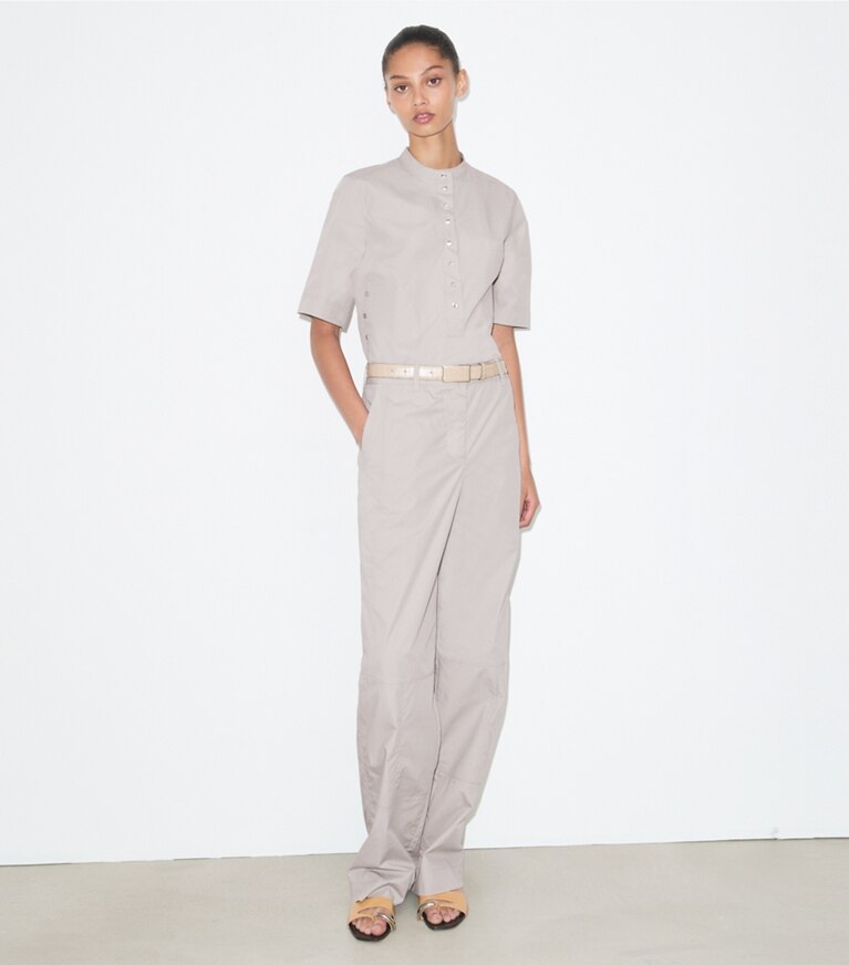 Tory Burch diseñador tops Camisa tipo camp de algodón en Gray frente en modelo
