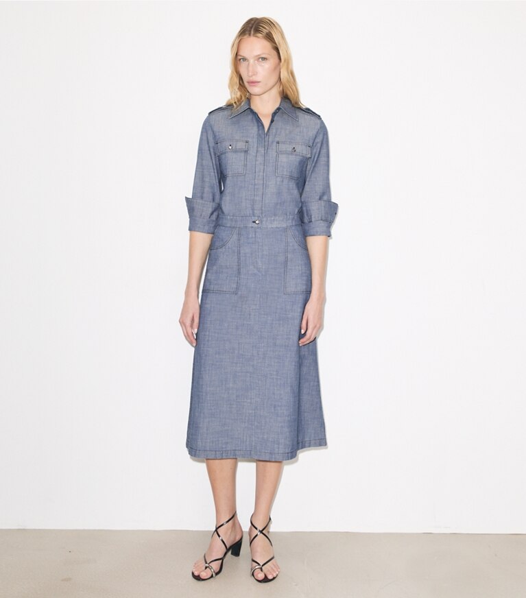 Tory Burch diseñador tops Camisa tipo camp de algodón en Blue Wash frente en modelo
