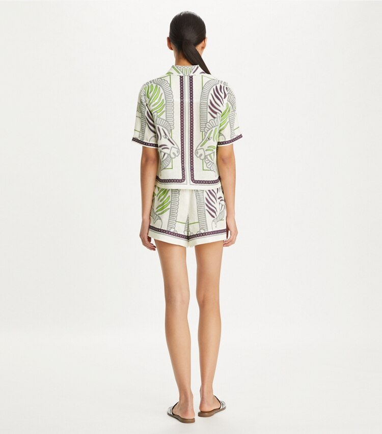 Tory Burch diseñador ropa de playa Camisa tipo camp de lino estampado en Ivory Zebra Scarf parte posterior en modelo