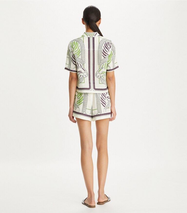 Tory Burch diseñador ropa de playa Camisa tipo camp de lino estampado en Ivory Zebra Scarf parte posterior en modelo