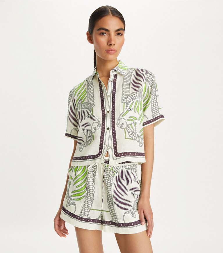 Tory Burch diseñador ropa de playa Camisa tipo camp de lino estampado en Ivory Zebra Scarf detalle en modelo