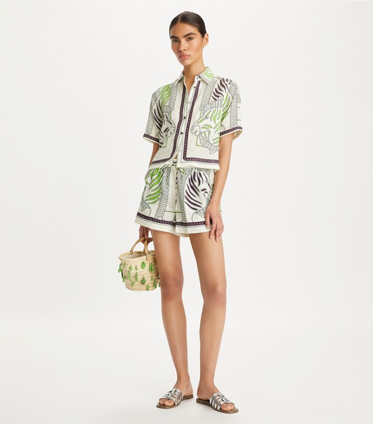 Tory Burch diseñador ropa de playa Camisa tipo camp de lino estampado en Ivory Zebra Scarf frente en modelo