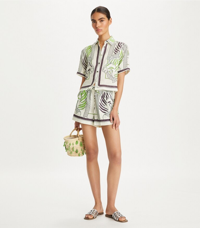 Tory Burch diseñador ropa de playa Camisa tipo camp de lino estampado en Ivory Zebra Scarf frente en modelo