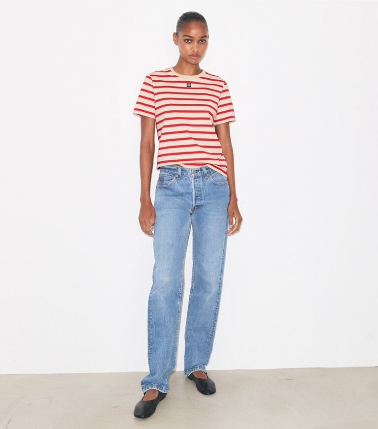 Tory Burch diseñador tops Camiseta de algodón a rayas en Light Ivory/Flash Red frente en modelo