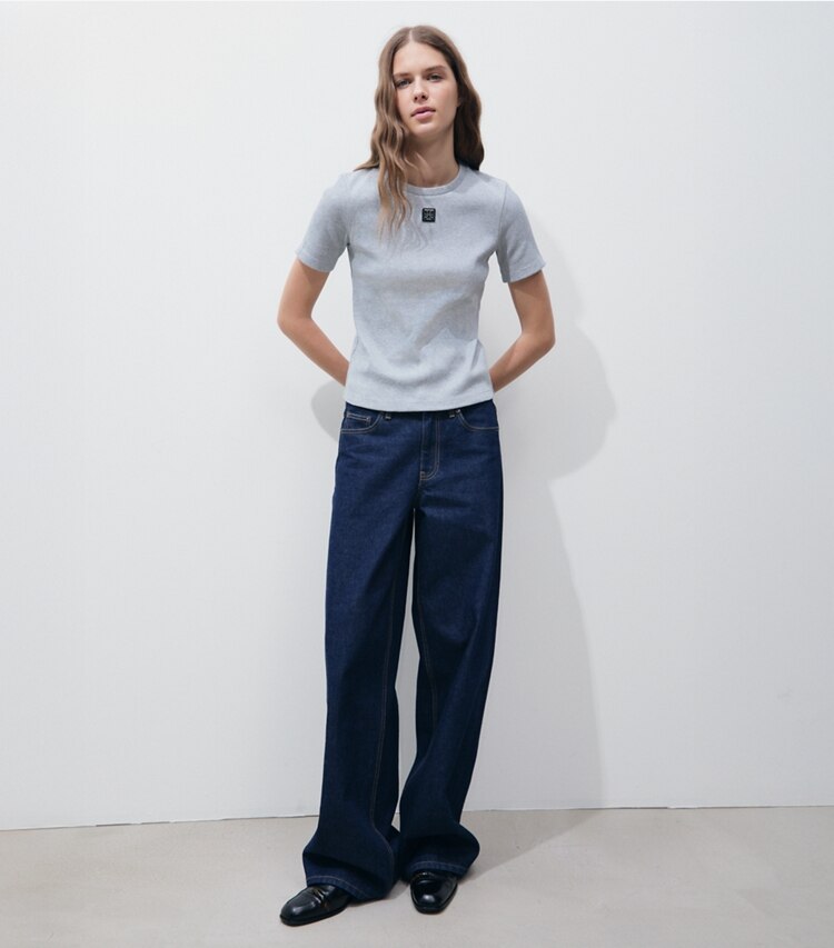 Tory Burch diseñador partes de arriba Camiseta de algodón acanalada en Medium Gray Heather frente en modelo