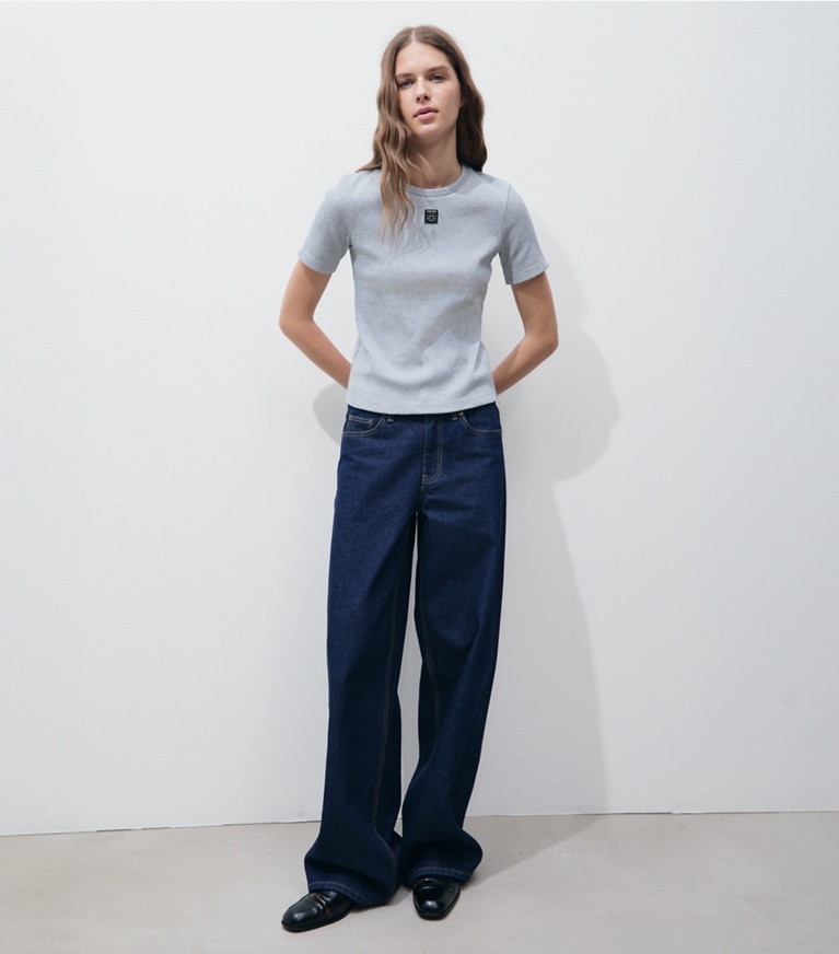 Tory Burch diseñador partes de arriba Camiseta de algodón acanalada en Medium Gray Heather frente en modelo