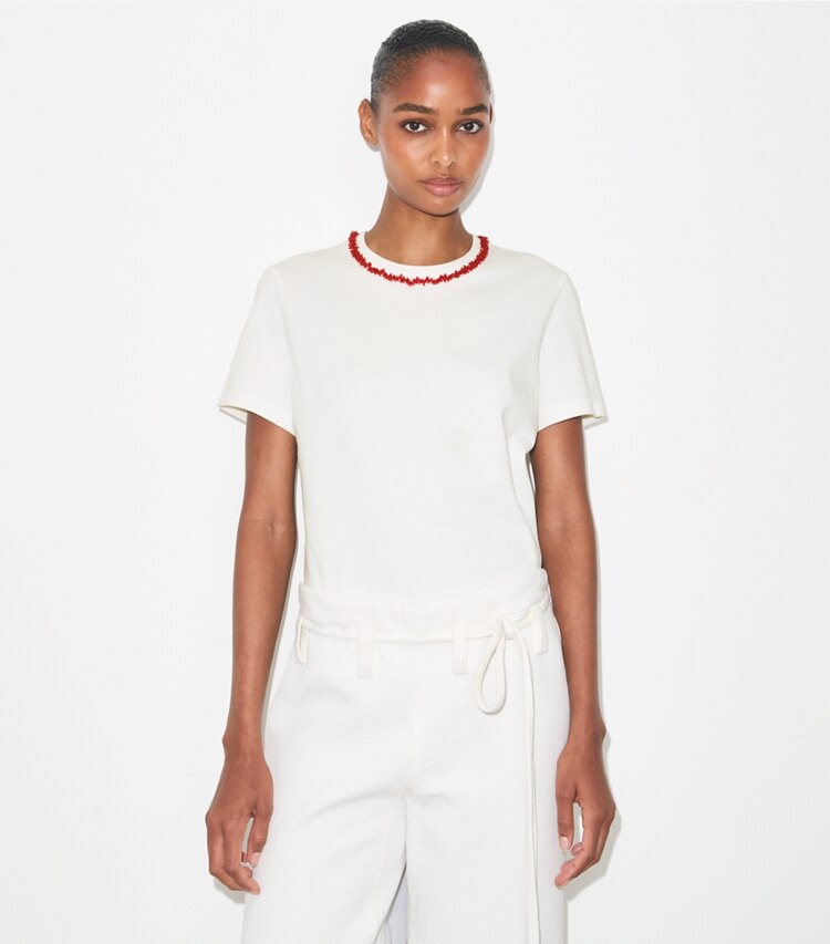 Tory Burch diseñador tops Camiseta de algodón con adornos en Snow White / Bright Red detalle en modelo