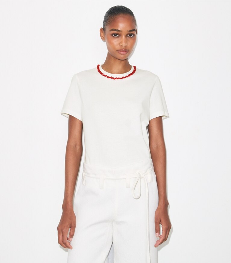 Tory Burch diseñador tops Camiseta de algodón con adornos en Snow White / Bright Red detalle en modelo