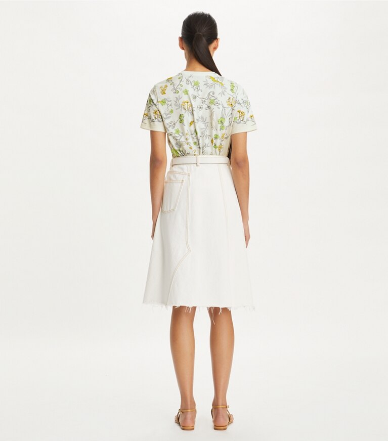 Tory Burch diseñador tops Camiseta de algodón estampado en Beige Rabbit Field parte posterior en modelo