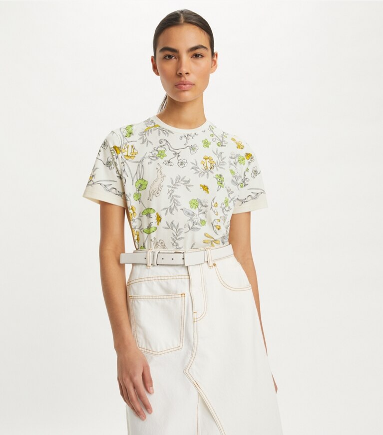 Tory Burch diseñador tops Camiseta de algodón estampado en Beige Rabbit Field detalle en modelo