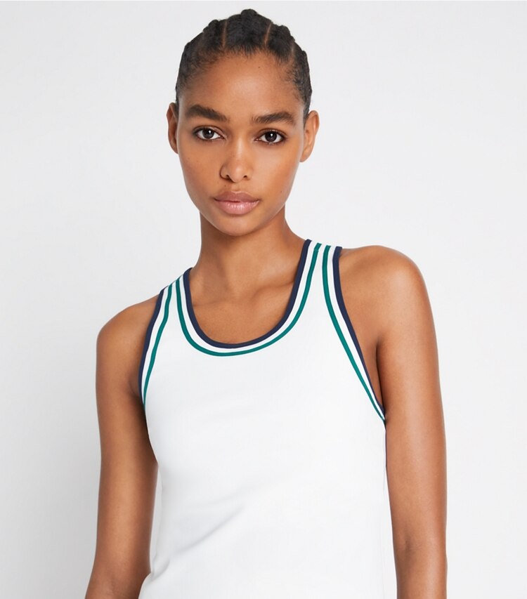 Tory Burch diseñador tops Camiseta de tenis sin mangas de jersey de alto rendimiento con espalda nadadora en Snow White / Evergreen detalle en modelo