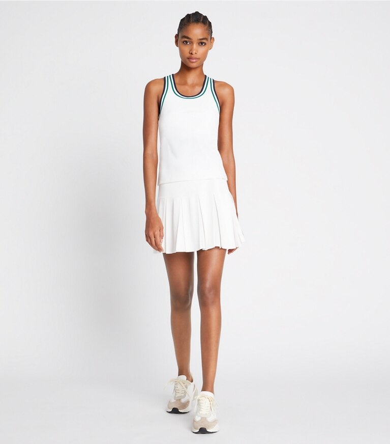 Tory Burch diseñador tops Camiseta de tenis sin mangas de jersey de alto rendimiento con espalda nadadora en Snow White / Evergreen frente en modelo
