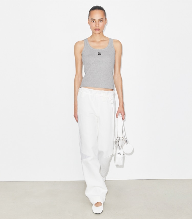 Tory Burch diseñador partes de arriba Camiseta de tirantes de algodón con cuello redondo en Medium Heather Gray frente en modelo