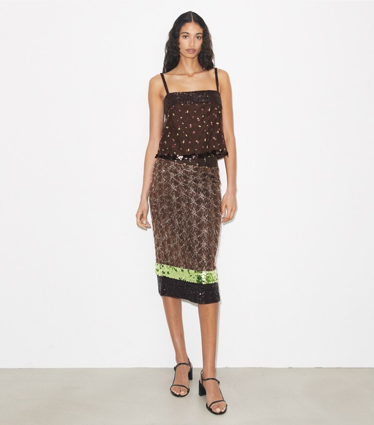 Tory Burch diseñador tops Camiseta sin mangas con adornos en Coffee frente en modelo