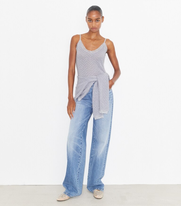 Tory Burch diseñador tops Camisola de encaje en Platinum / Metallic Blue adicional en modelo