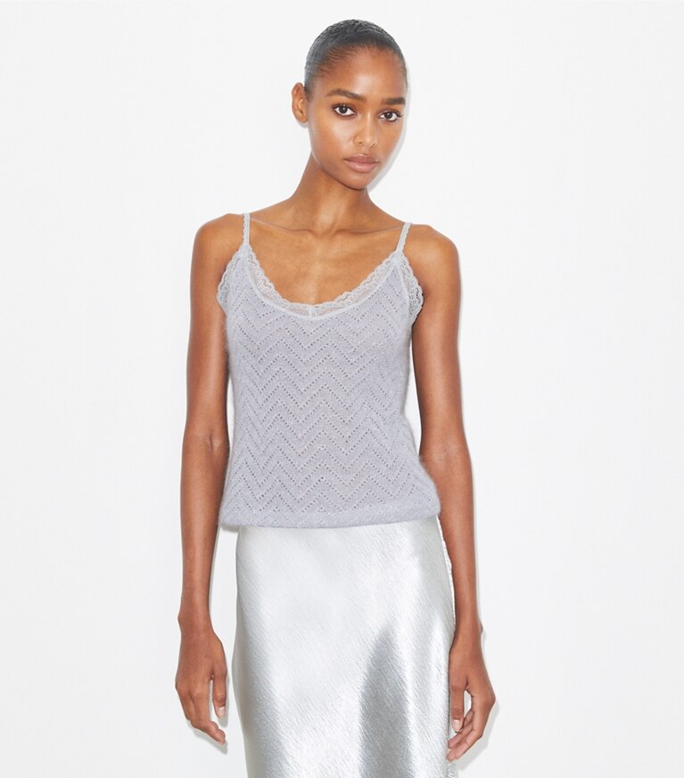 Tory Burch diseñador tops Camisola de encaje en Platinum / Metallic Blue detalle en modelo
