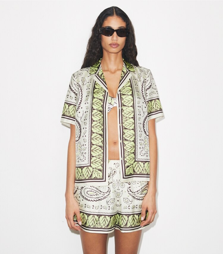 Tory Burch designer strandmode Camp Shirt aus Seide in Mint Cockatoo on model detail