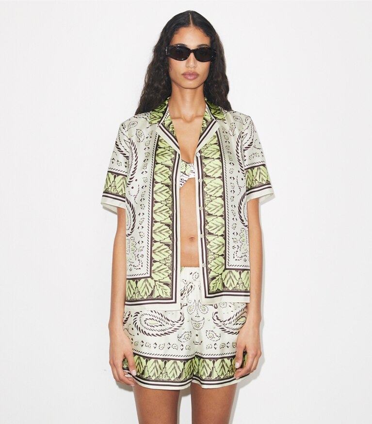 Tory Burch designer strandmode Camp Shirt aus Seide in Mint Cockatoo on model detail