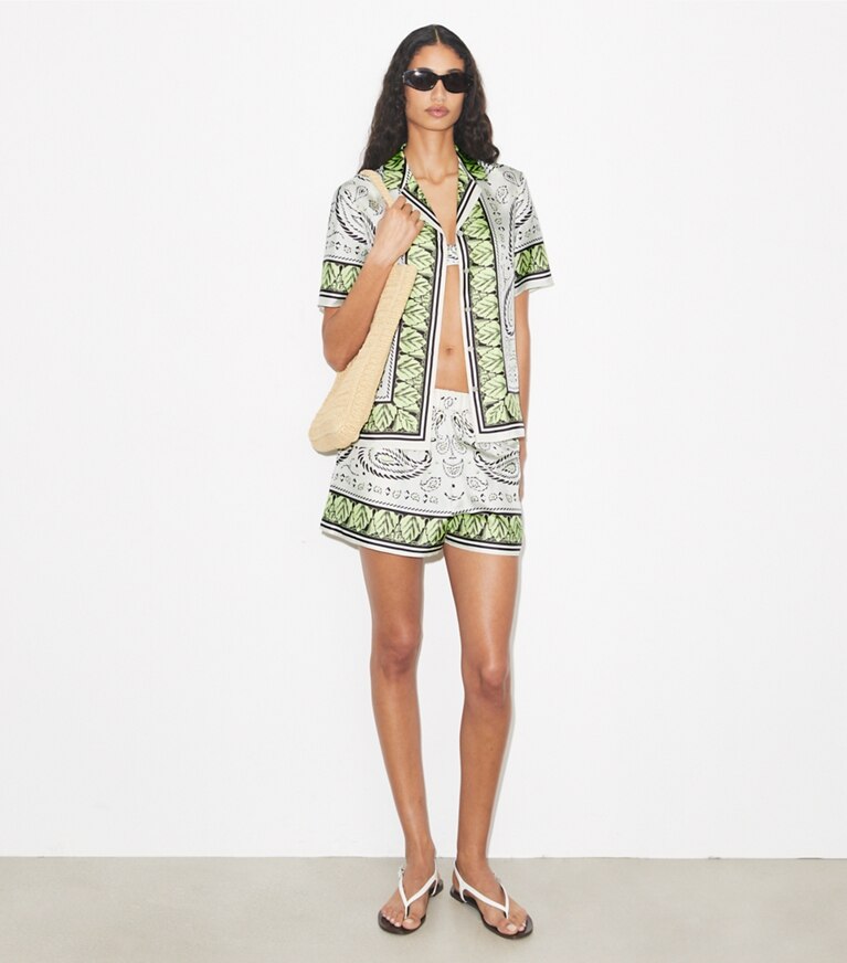 Tory Burch designer strandmode Camp Shirt aus Seide in Mint Cockatoo modell von vorn
