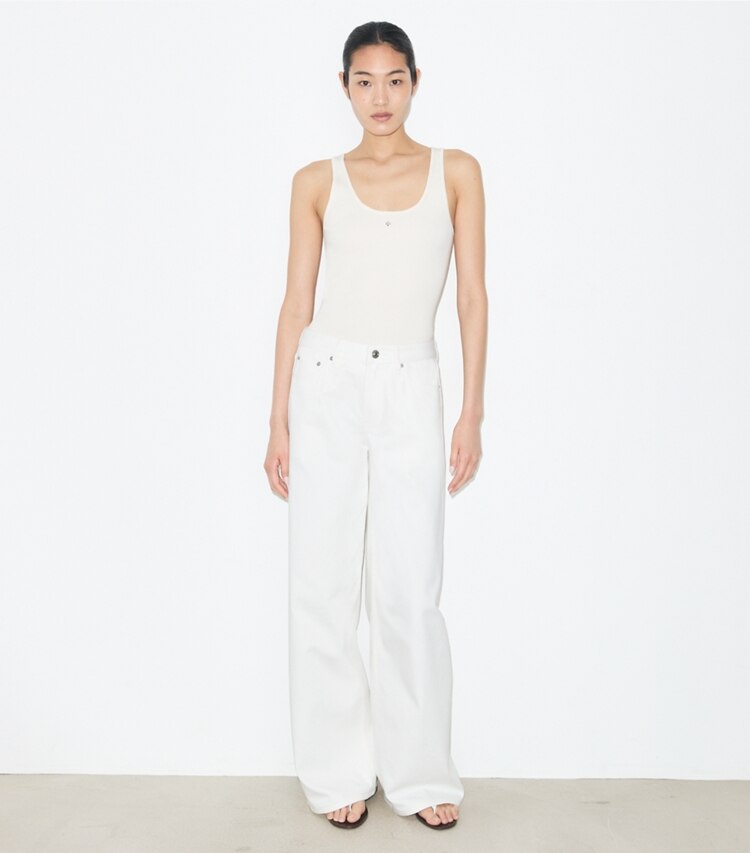 Tory Burch designer tops Canotta in maglia di viscosa in New Ivory parte anteriore su modella