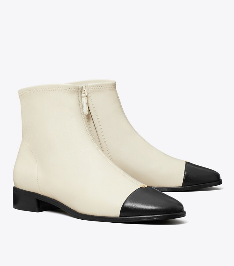 Tory Burch designer ブーティ キャップトゥ アンクルブーツ in LIGHT CREAM / PERFECT BLACK angle