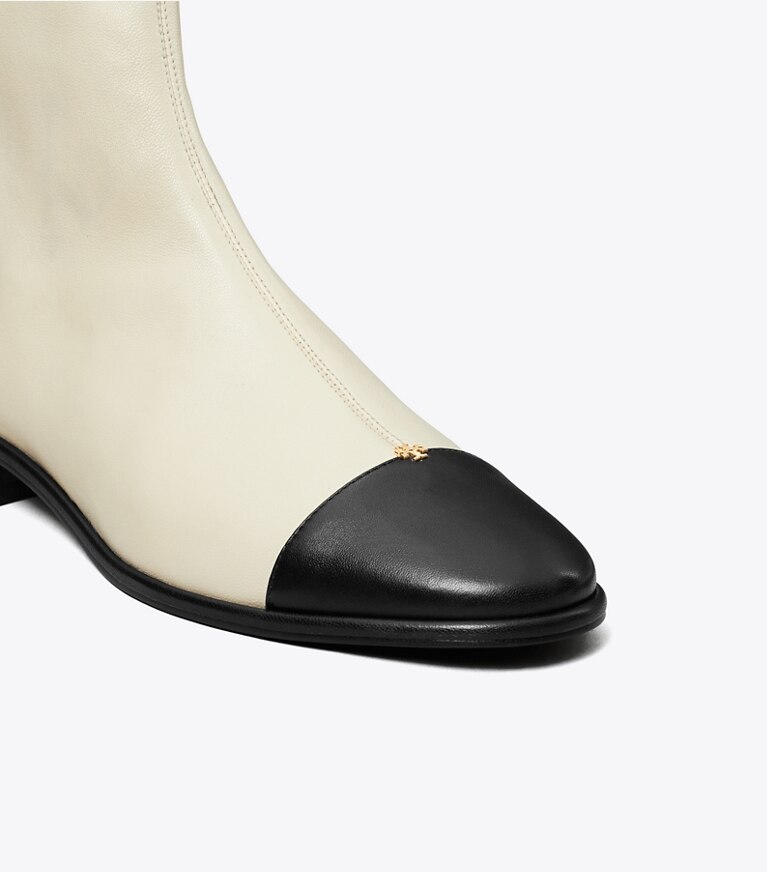 Tory Burch designer ブーティ キャップトゥ アンクルブーツ in LIGHT CREAM / PERFECT BLACK angle