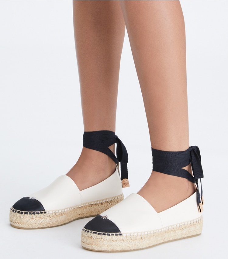 Tory Burch designer エスパドリーユ キャップトゥ エスパドリーユ in LIGHT CREAM / PERFECT BLACK additional on model