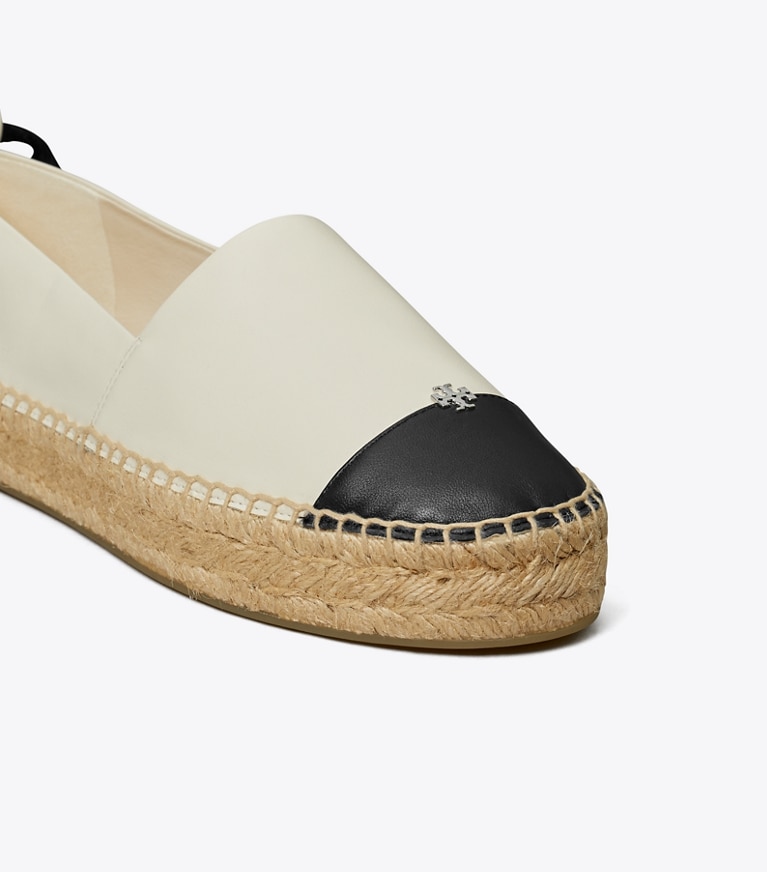 Tory Burch designer エスパドリーユ キャップトゥ エスパドリーユ in LIGHT CREAM / PERFECT BLACK angle