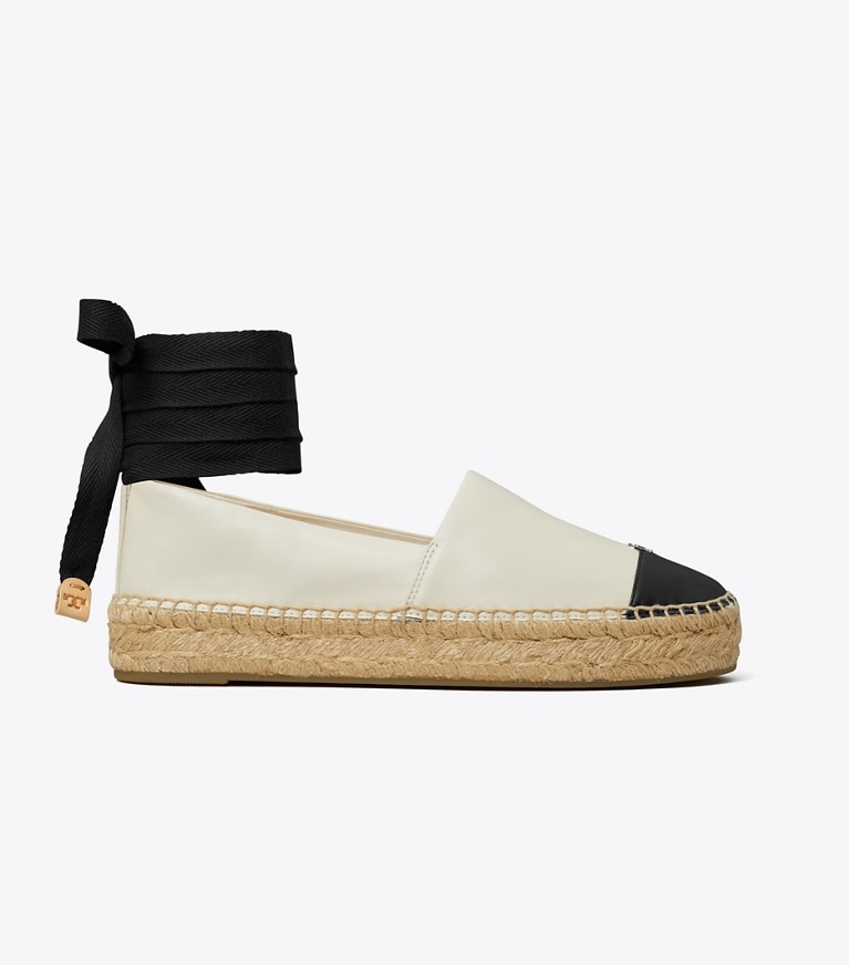 Tory Burch designer エスパドリーユ キャップトゥ エスパドリーユ in LIGHT CREAM / PERFECT BLACK angle