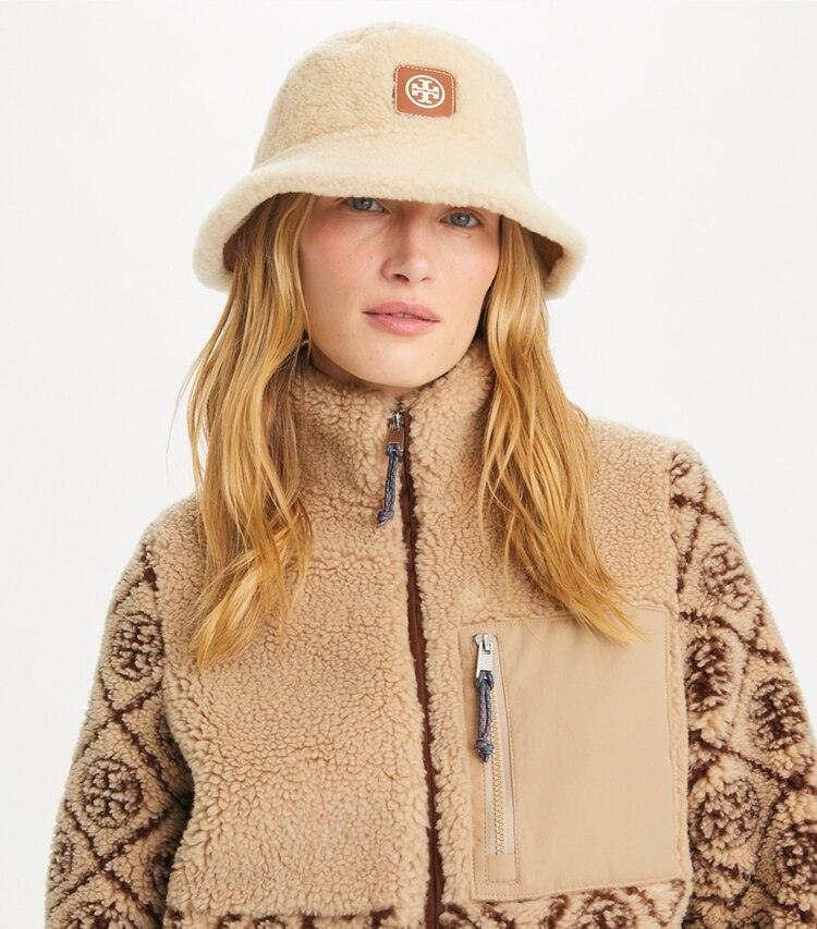 Tory Burch designer cappelli Cappello a falda larga reversibile in shearling in Brown / LIGHT NATURAL additional on model