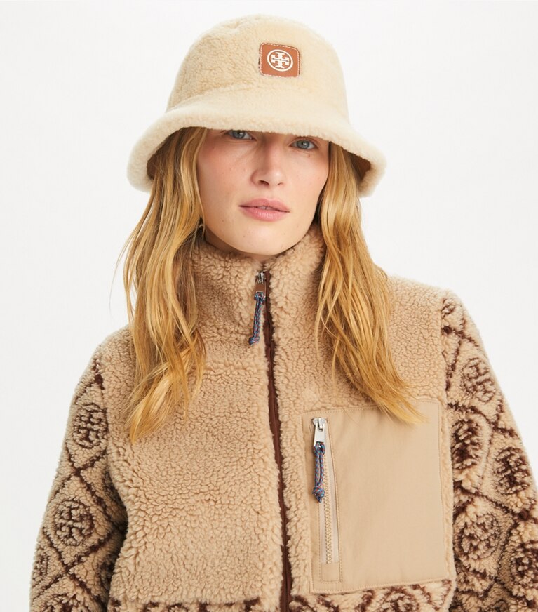 Tory Burch designer cappelli Cappello a falda larga reversibile in shearling in Brown / LIGHT NATURAL additional on model