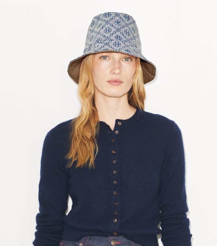 Tory Burch designer cappelli Cappello a falda larga T Monogram in denim in Blue T Monogram accessory on model