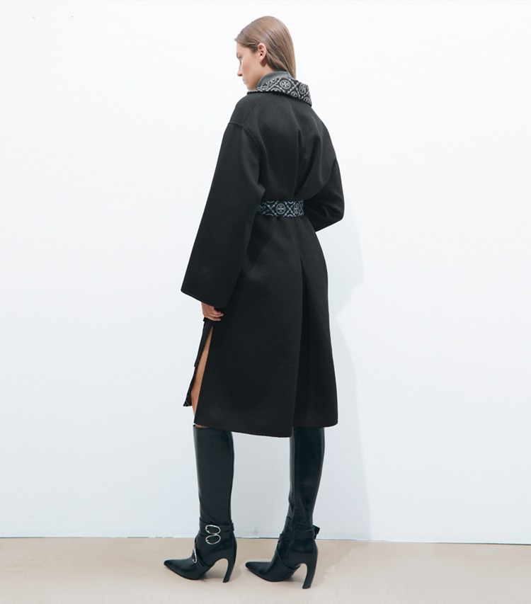 Tory Burch designer cappotti Cappotto a portafoglio T Monogram in lana in Black/T Monogram Jacquard Combo D on model back
