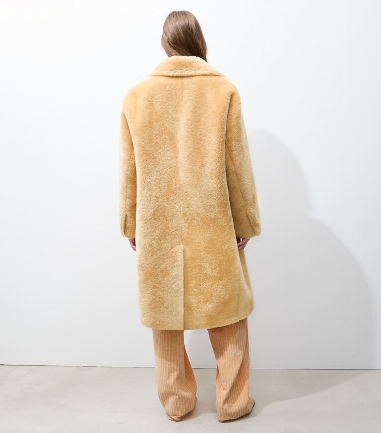 Tory Burch designer cappotti Cappotto in faux shearling in Oatmeal on model back